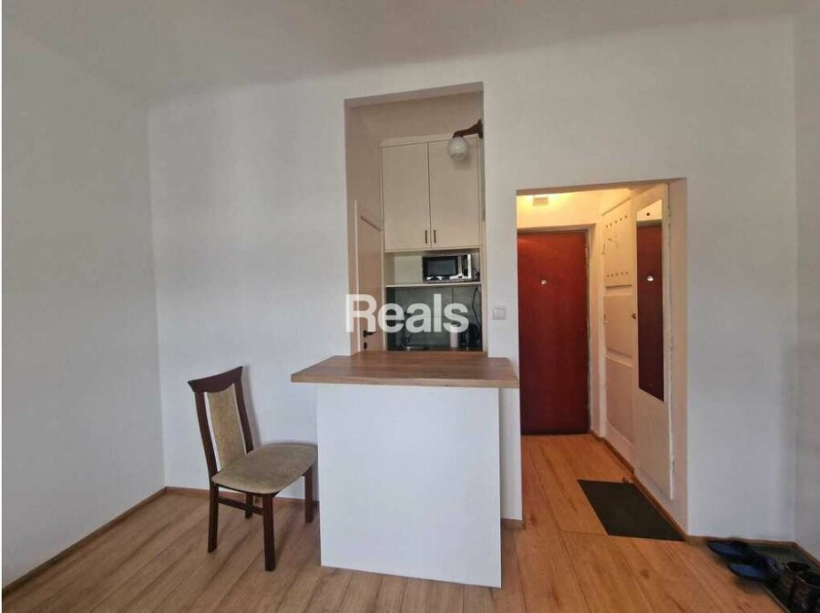 WARSZAWA, Podchorążych, Kawalerka na Górny Mokotowie w kamienicy.