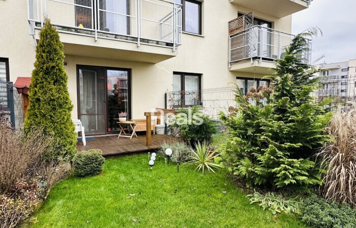 mazowieckie, WARSZAWA, Kawalerka z dużym ogrodem niedaleko lasu.